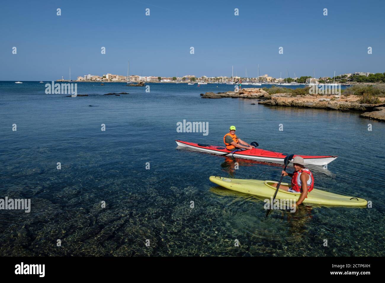 piraguistas frente a la surgencia de agua dulce, es Dolç, Colònia de Sant Jordi, término de Ses Salines , Mallorca, balearic islands, Spain Stock Photo