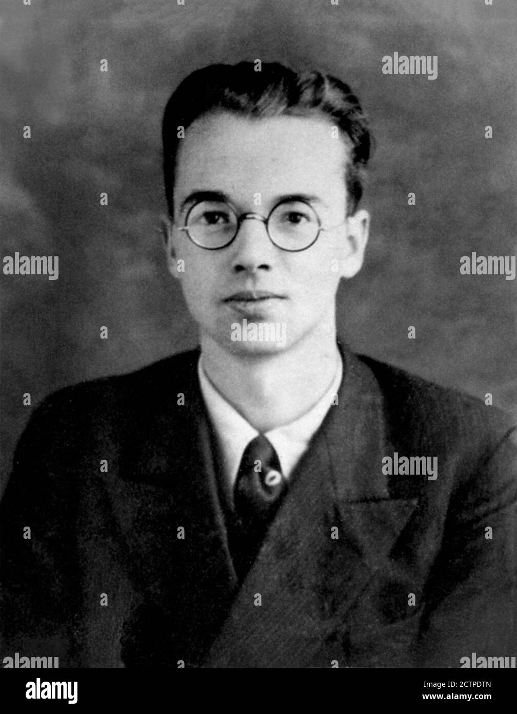 Klaus Fuchs. Police photograph of the German theoretical physicist, Klaus Emil Julius Fuchs (1911-1988), c. 1940. Fuchs was a Soviet spy who supplied information from the Manhattan Project to the USSR Stock Photo