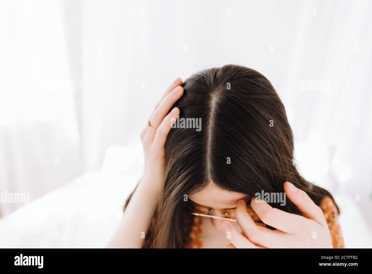 Brunette woman showing her hair, hair roots, hair loss or dry scalp problem  Stock Photo - Alamy