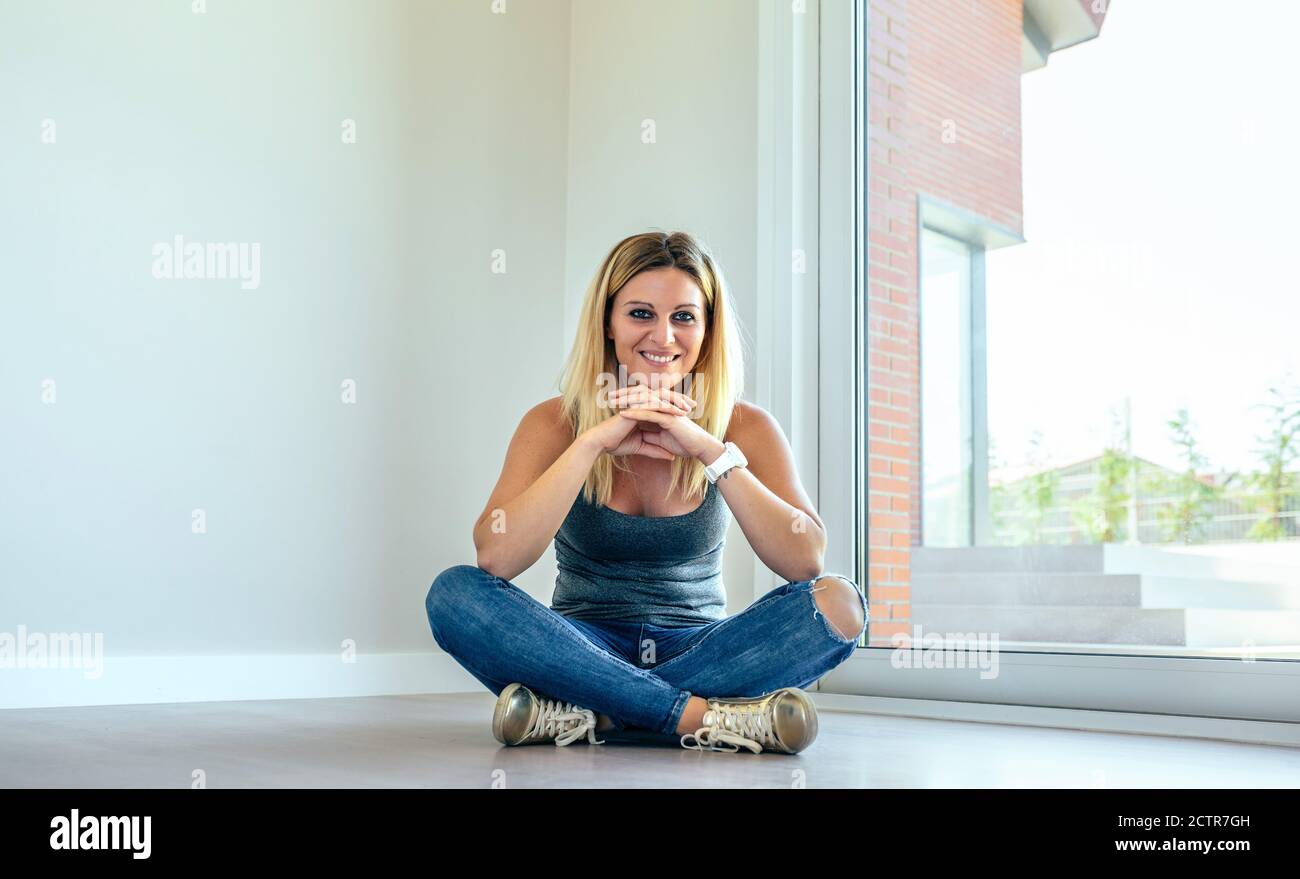 Smiling blonde girl sitting crossed hi-res stock photography and images ...