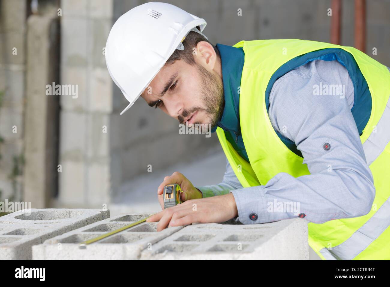 bricklayer measuring cement brick block wall Stock Photo Alamy