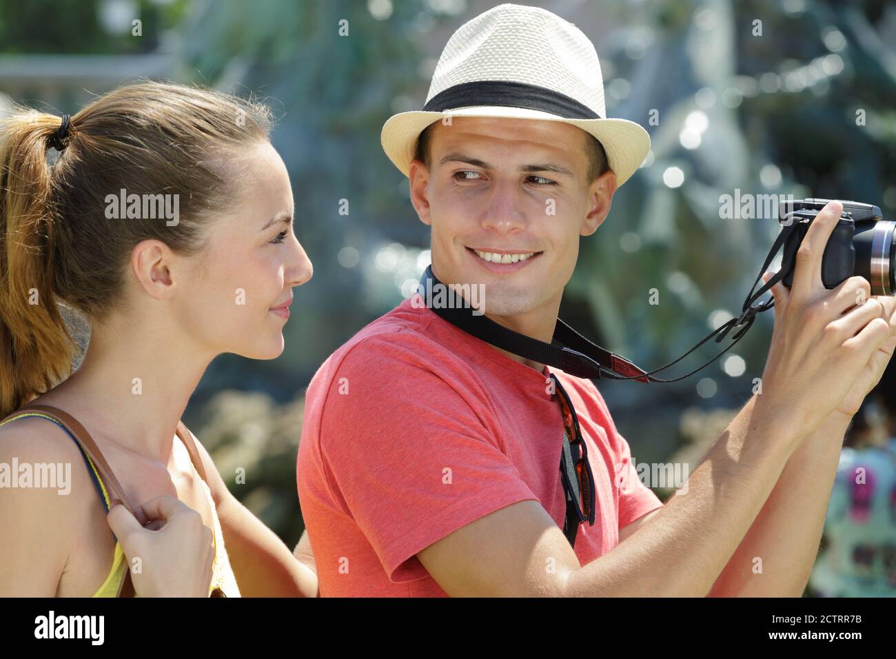 tourist couple using map as guide Stock Photo - Alamy