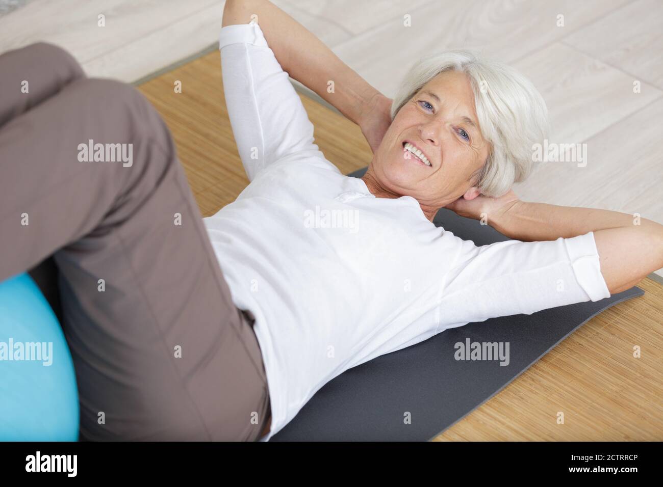 senior woman doing abs on the floor Stock Photo - Alamy