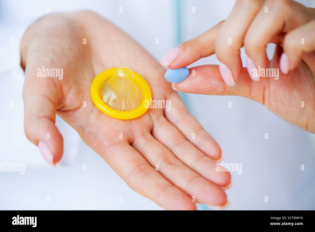 Ginekologik stulda lezbiyen video