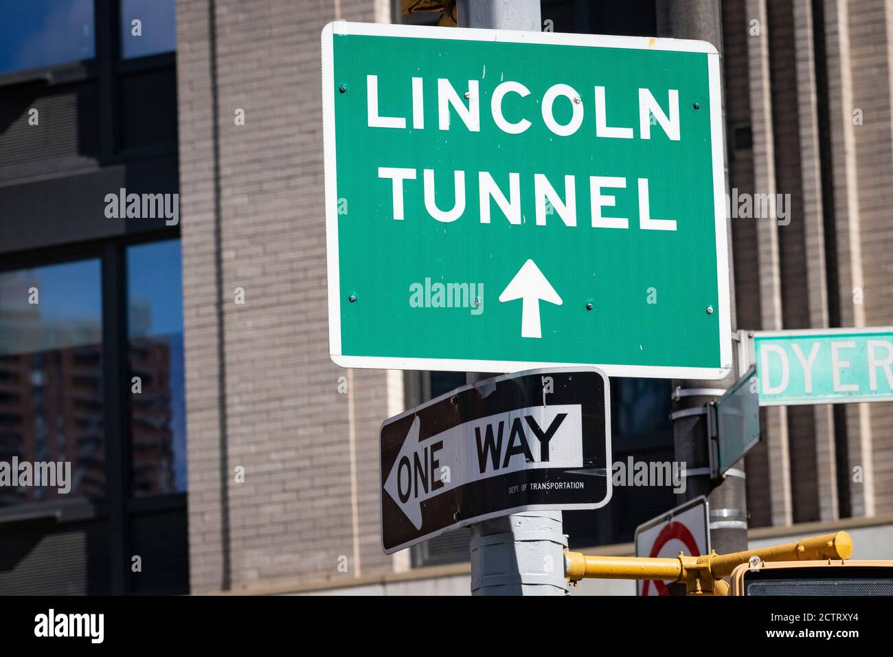 Directional street sign: 'LINCOLN TUNNEL' directing traffic to exit Manhattan Stock Photo