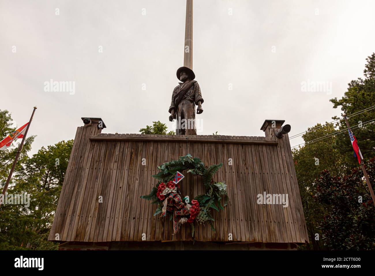 Point Lookout, MD, USA 09/19/2020: Statue of an unknown confederate soldier located in the Confederate Prisoner of War camp . A wreath of flowers with Stock Photo