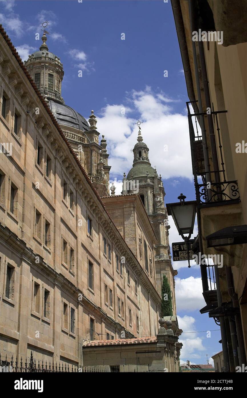 Salamanca España Hiszpania Spain, Spanien, A fragment of the old town - magnificent tenement houses, buildings and churches. Ein Fragment der Altstadt Stock Photo