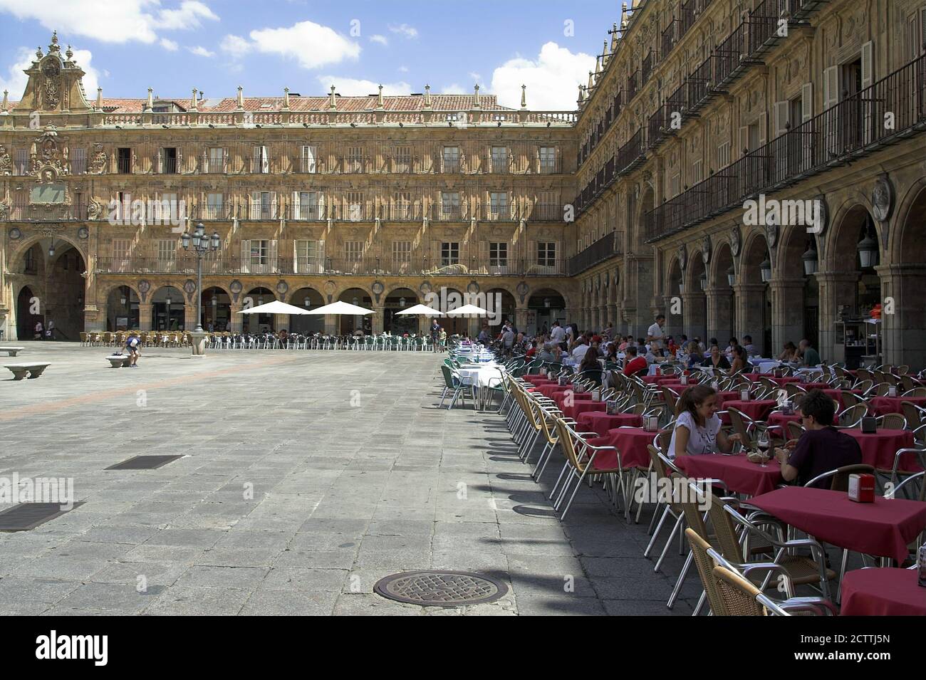Salamanca España Hiszpania, Spain, Spanien, Restaurant tables set in the shade on the Plaza Mayor; Restauranttische stehen im Schatten der Plaza Mayor Stock Photo