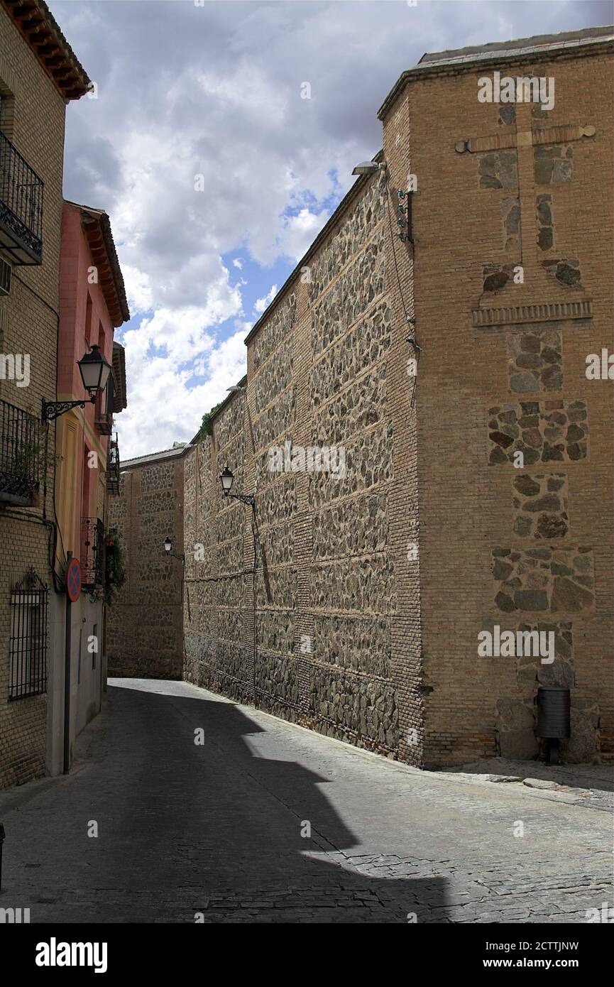 Toledo, España, Hiszpania, Spain, Spanien; A narrow empty street in the old town during the siesta. Leere Gasse während der Siesta. 午休期間的空胡同。 Stock Photo