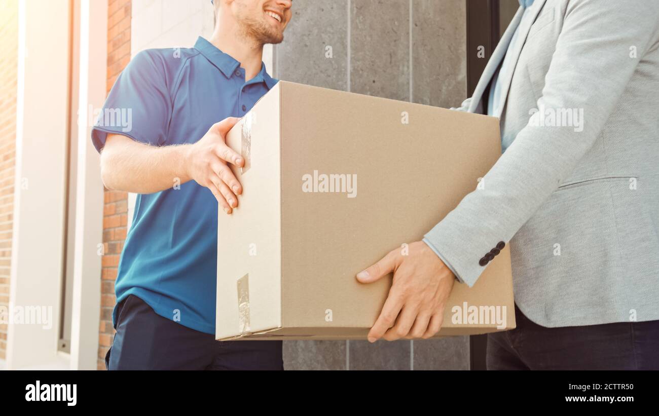 Курьер документов. Delivery. Оранжевые доставщики. Курьер. To door delivery.