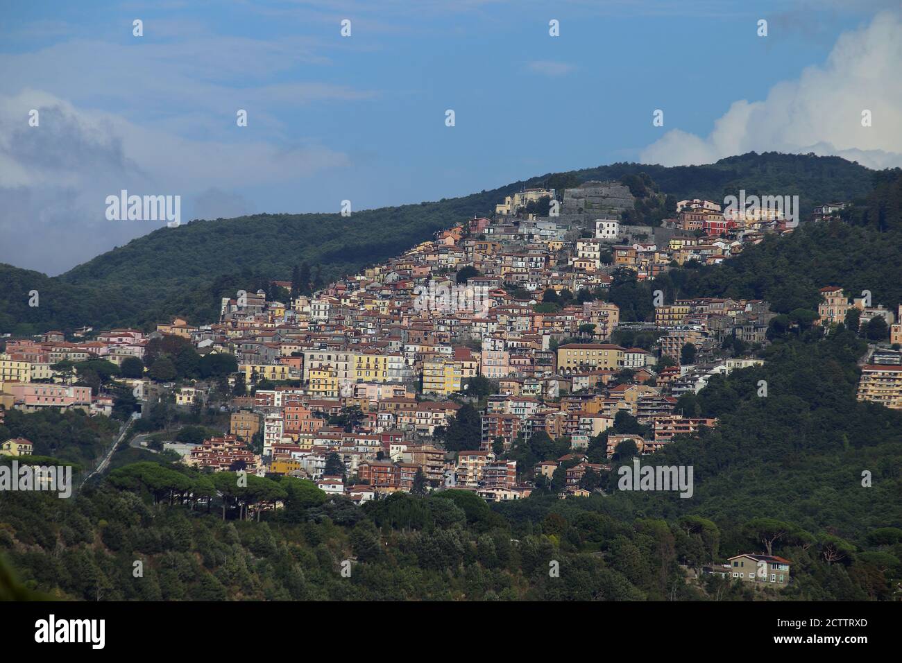 Castel Gandolfo, Italia - 24 settembre 2020: Panorama di Rocca di Papa vista da Castel Gandolfo Stock Photo