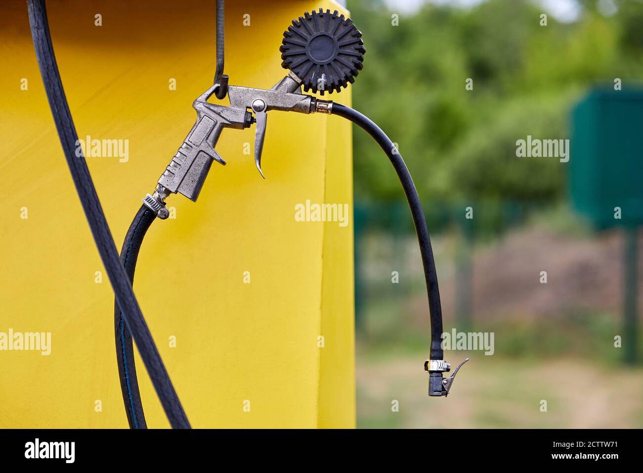 Pressure gauge and pistol of compressor unit for inflating tires at gas