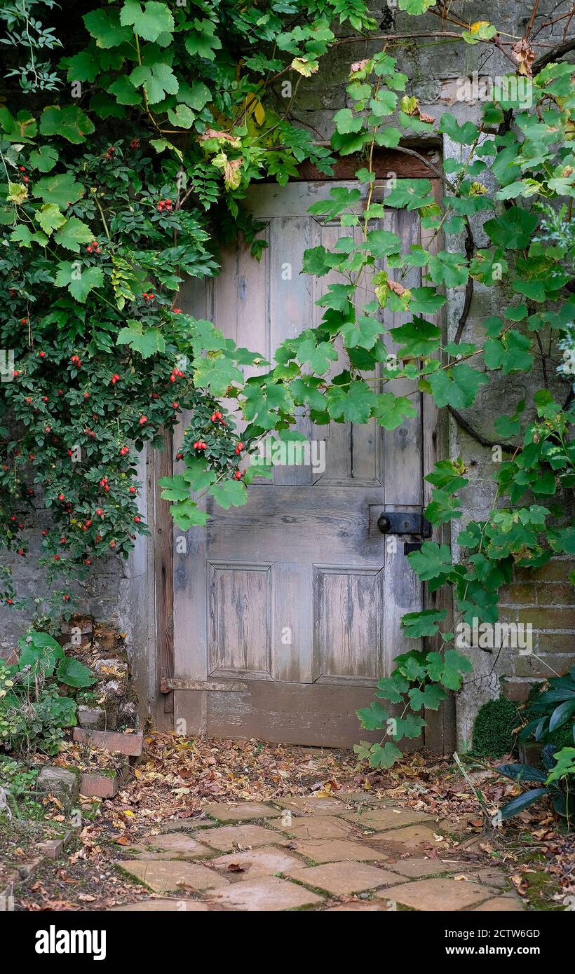 English walled garden hi-res stock photography and images - Alamy