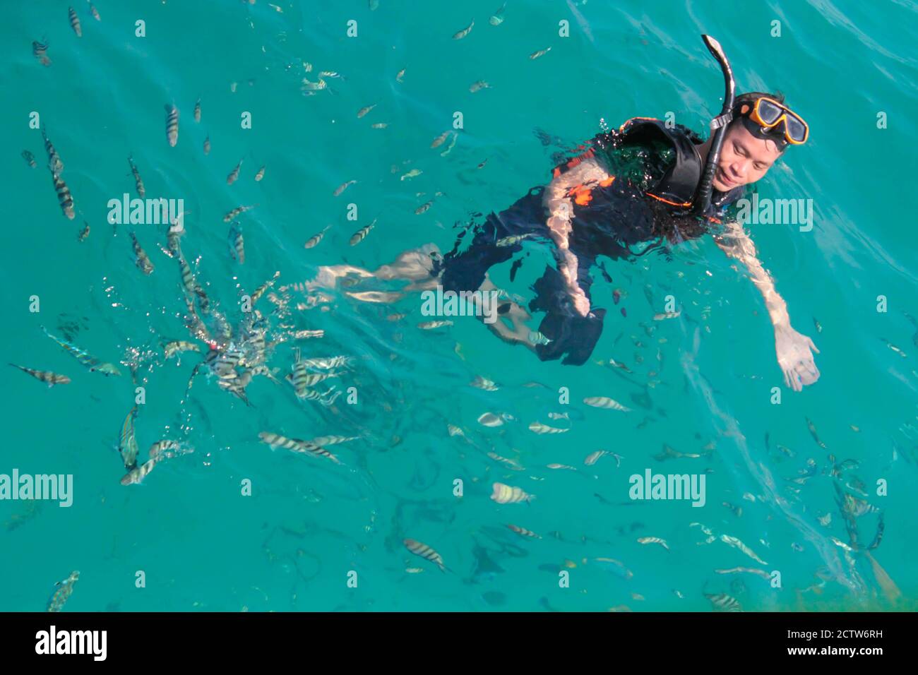 Use a floating kit to float on the sea front,beautiful ocean. Holiday