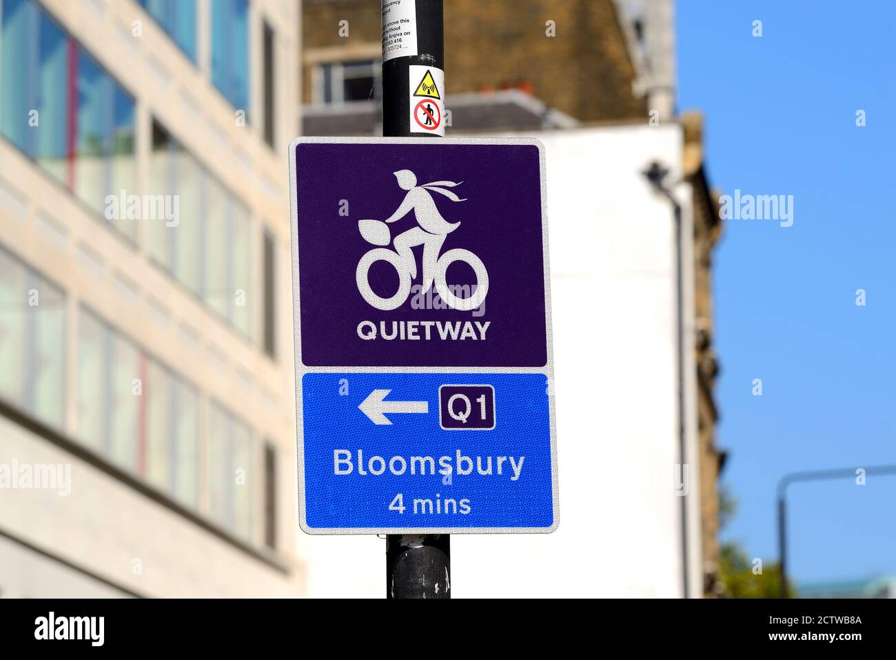 London, England, UK. Quietway / Cycleway sign Q1 Stock Photo