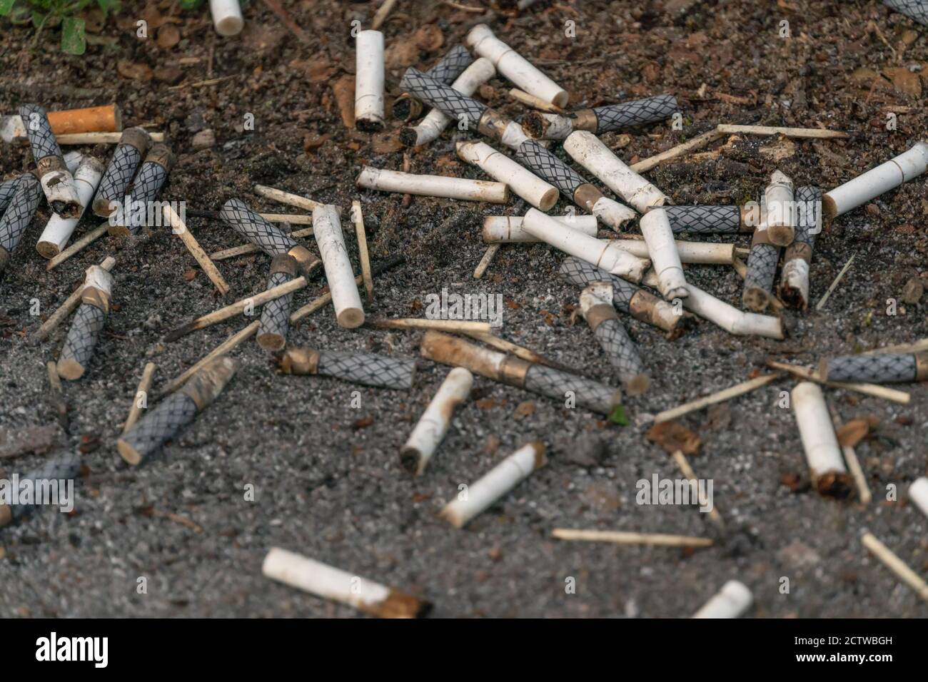 smoking cigarettes off the ground Cigarette butts on ground hi-res stock photography and images