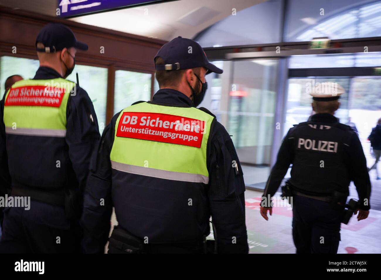 Hamburg, Germany. 25th Sep, 2020. Members of DB Sicherheit (support group) and the police walk through Dammtor station on the fringes of a press event. Credit: Christian Charisius/dpa/Alamy Live News Stock Photo