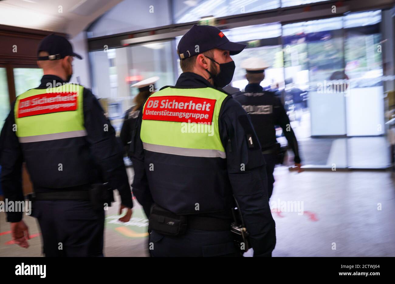 Hamburg, Germany. 25th Sep, 2020. Members of DB Sicherheit (support group) and the police walk through Dammtor station on the fringes of a press event. Credit: Christian Charisius/dpa/Alamy Live News Stock Photo