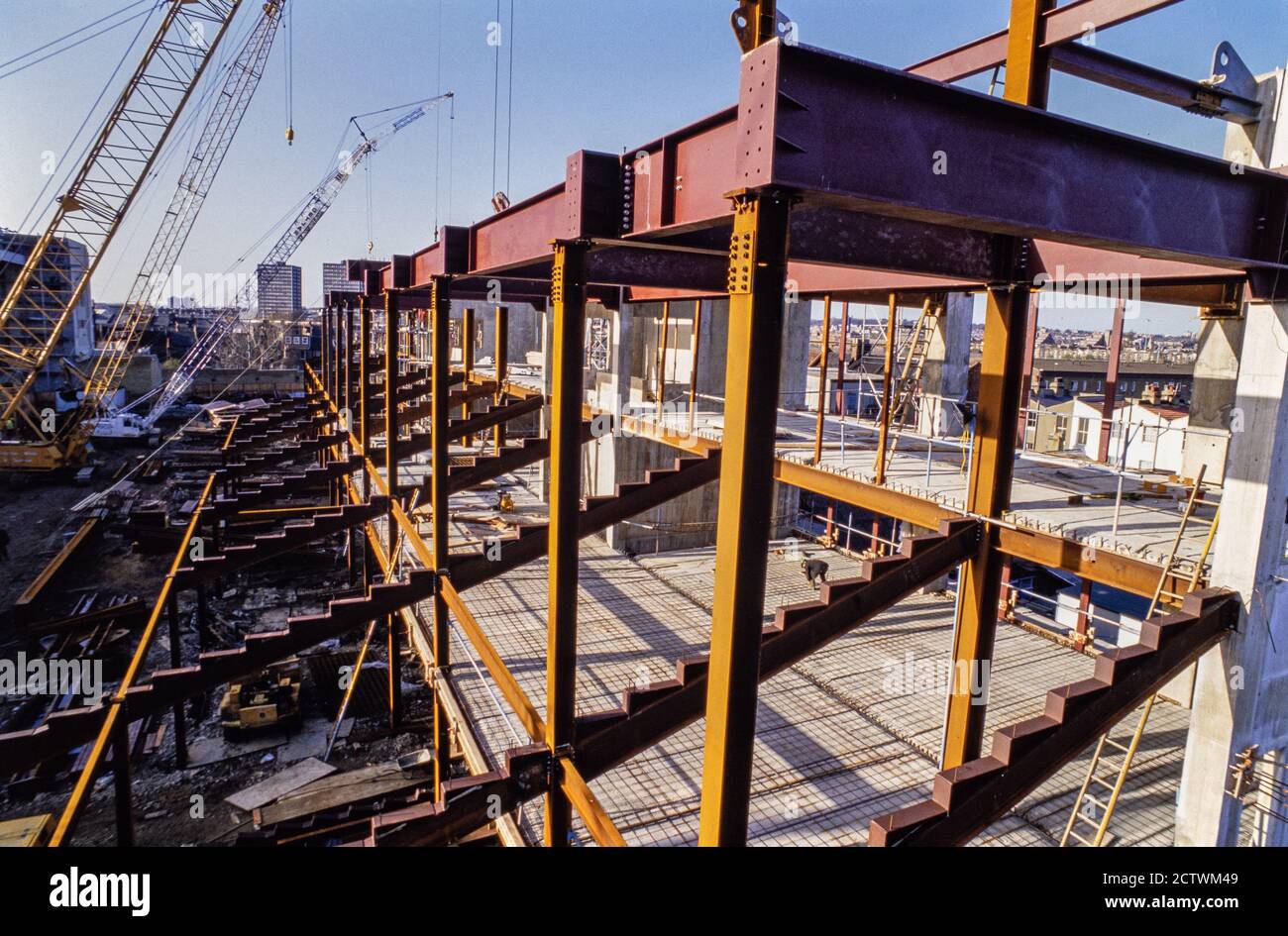 Construction work on the new North Bank stand at Arsenal’s Highbury football ground being undertaken by contractors Norwest Holst. 12 November 1992. Photo: Neil Turner Stock Photo