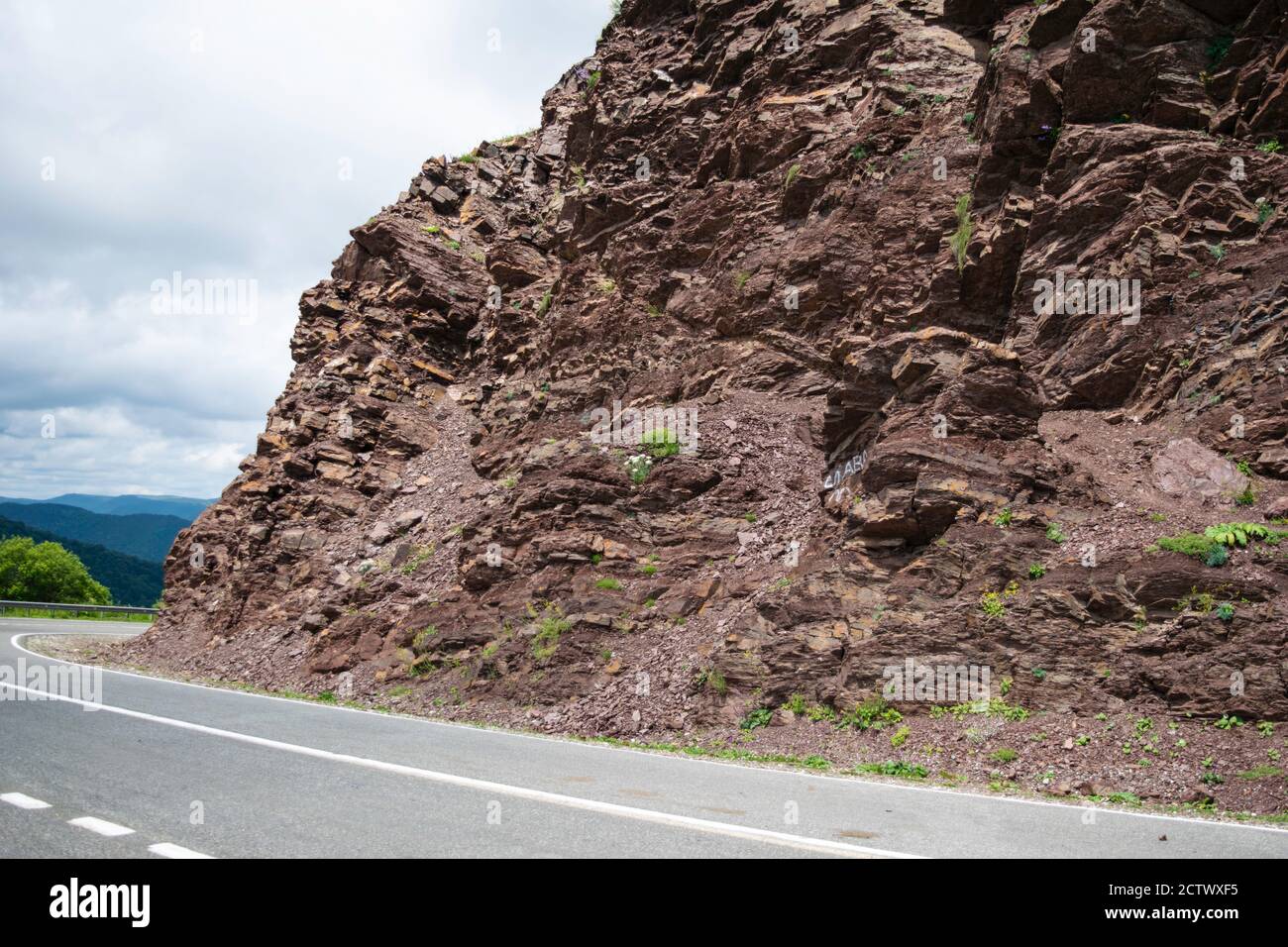 Overhanging rock over road hi-res stock photography and images - Alamy