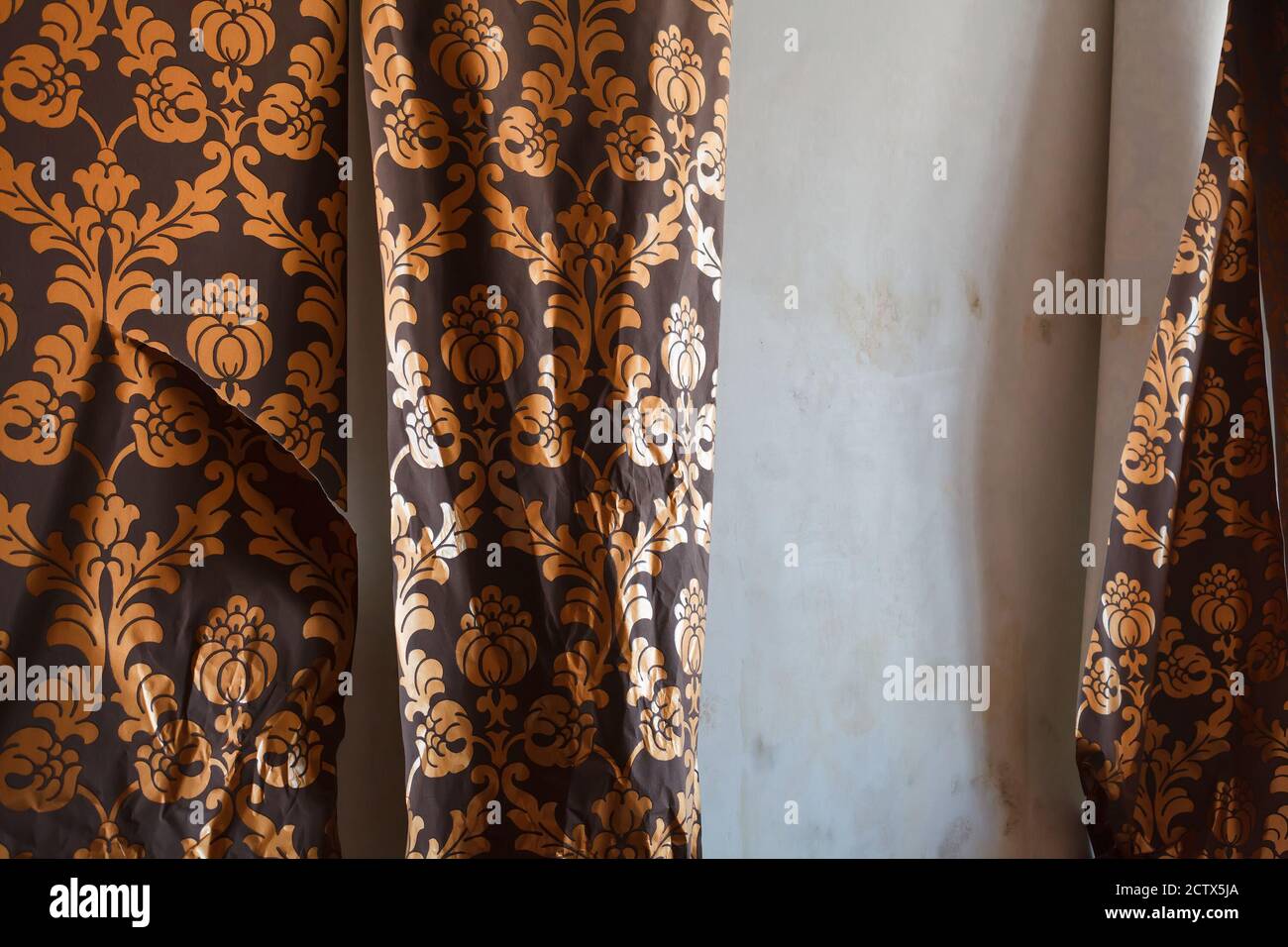 Peeling wallpaper hires stock photography and images Alamy