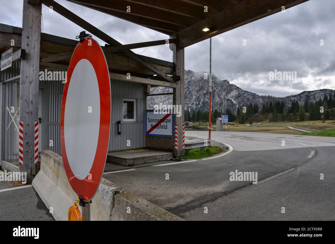 Corona, Pandemie Covid19, Covid 19, Lockdown, Beschränkung, Nassfeld, Pass, Passstraße, Nassfeldpass, Nassfeldhöhe, Grenze, Sperre, gesperrt, Verkehr, Stock Photo