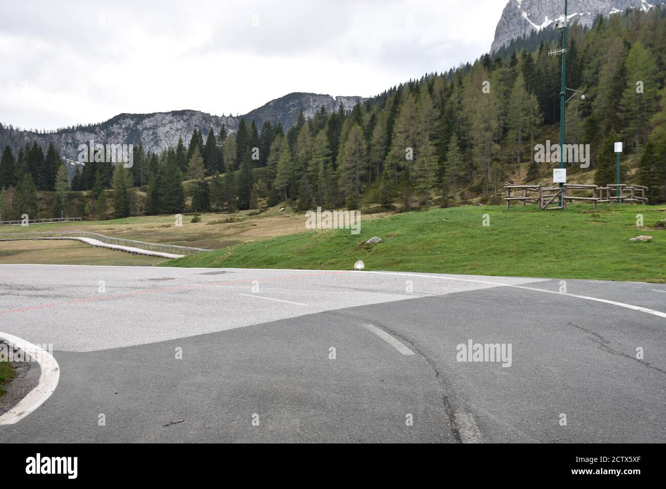 Grenze Osterreich Italien Karnten Nassfeld Nassfeldpass Nassfeldhohe Passo Pramollo Malurch Berg Gipfel Alpen Karnische Alpen Strasse Asp Stock Photo Alamy