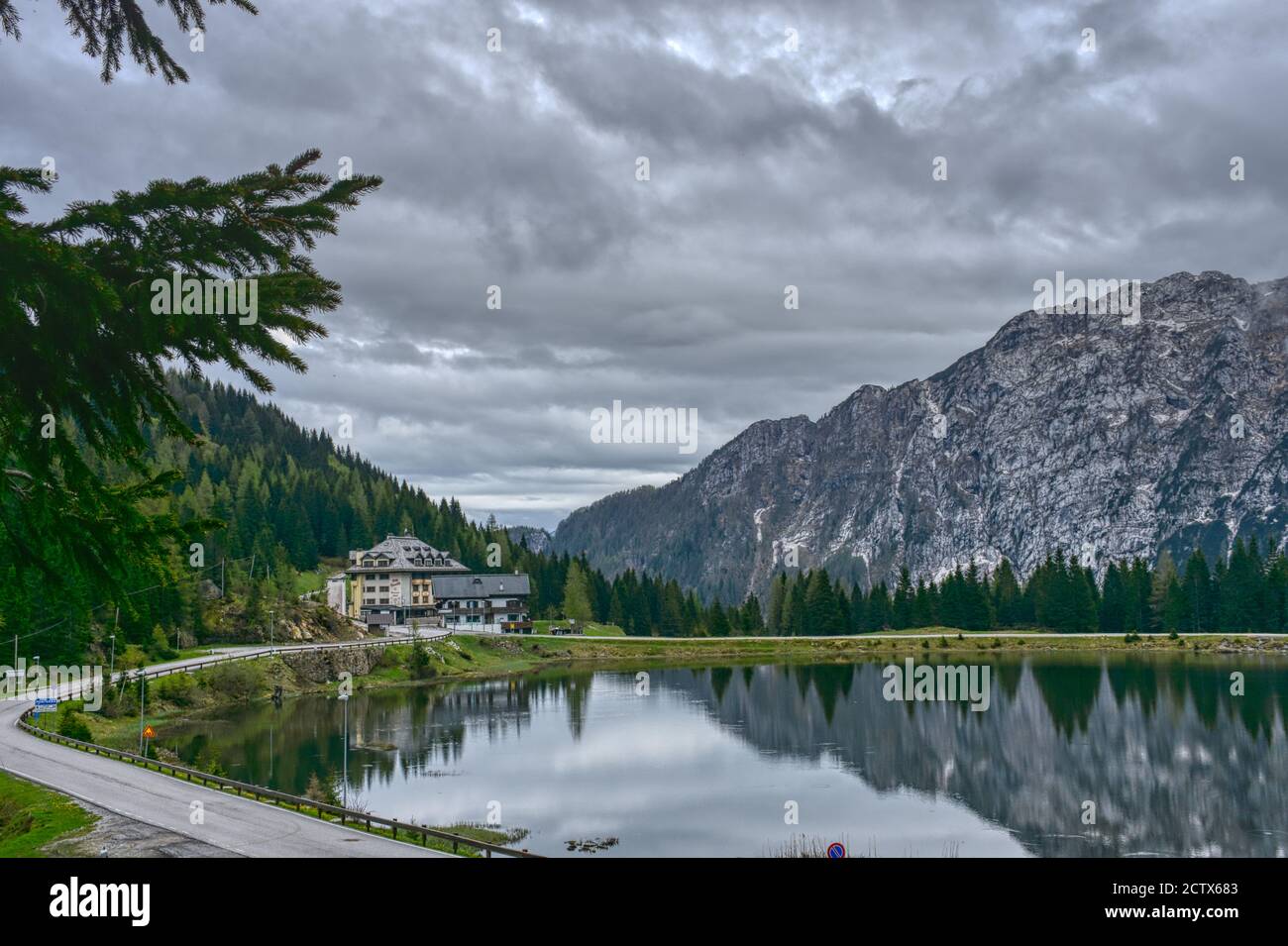 Grenze Osterreich Italien Karnten Nassfeld Nassfeldpass Nassfeldhohe Passo Pramollo Malurch Berg Gipfel Alpen Karnische Alpen Strasse Asp Stock Photo Alamy