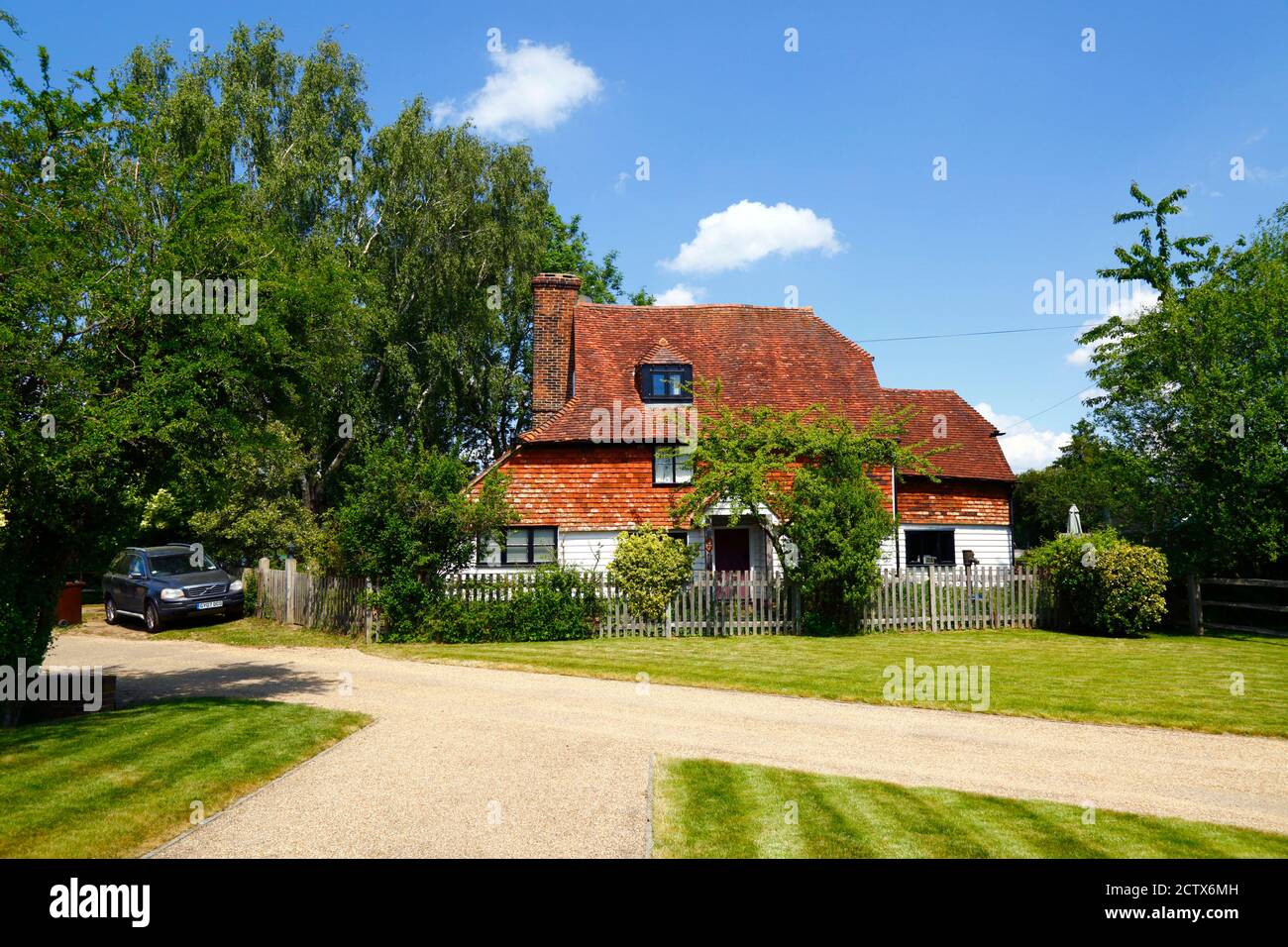 Manor Farm Cottage, a small 17th century farmhouse next to the Wealdway long distance footpath, Lower Haysden, Kent, England Stock Photo
