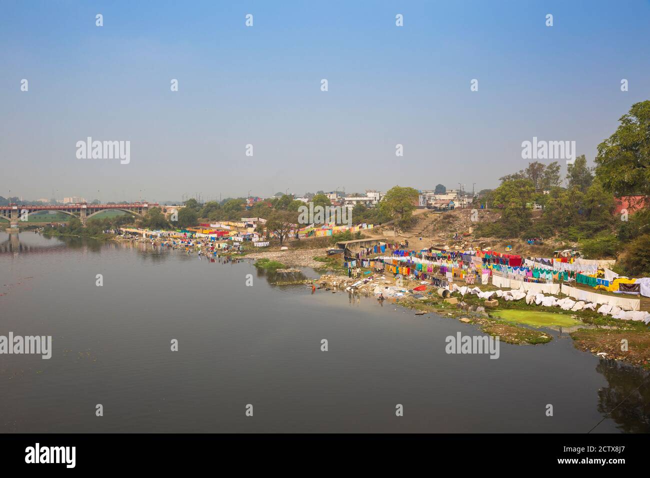 India, Uttar Pradesh, Lucknow, Laundry dying on banks of Gomti River Stock Photo