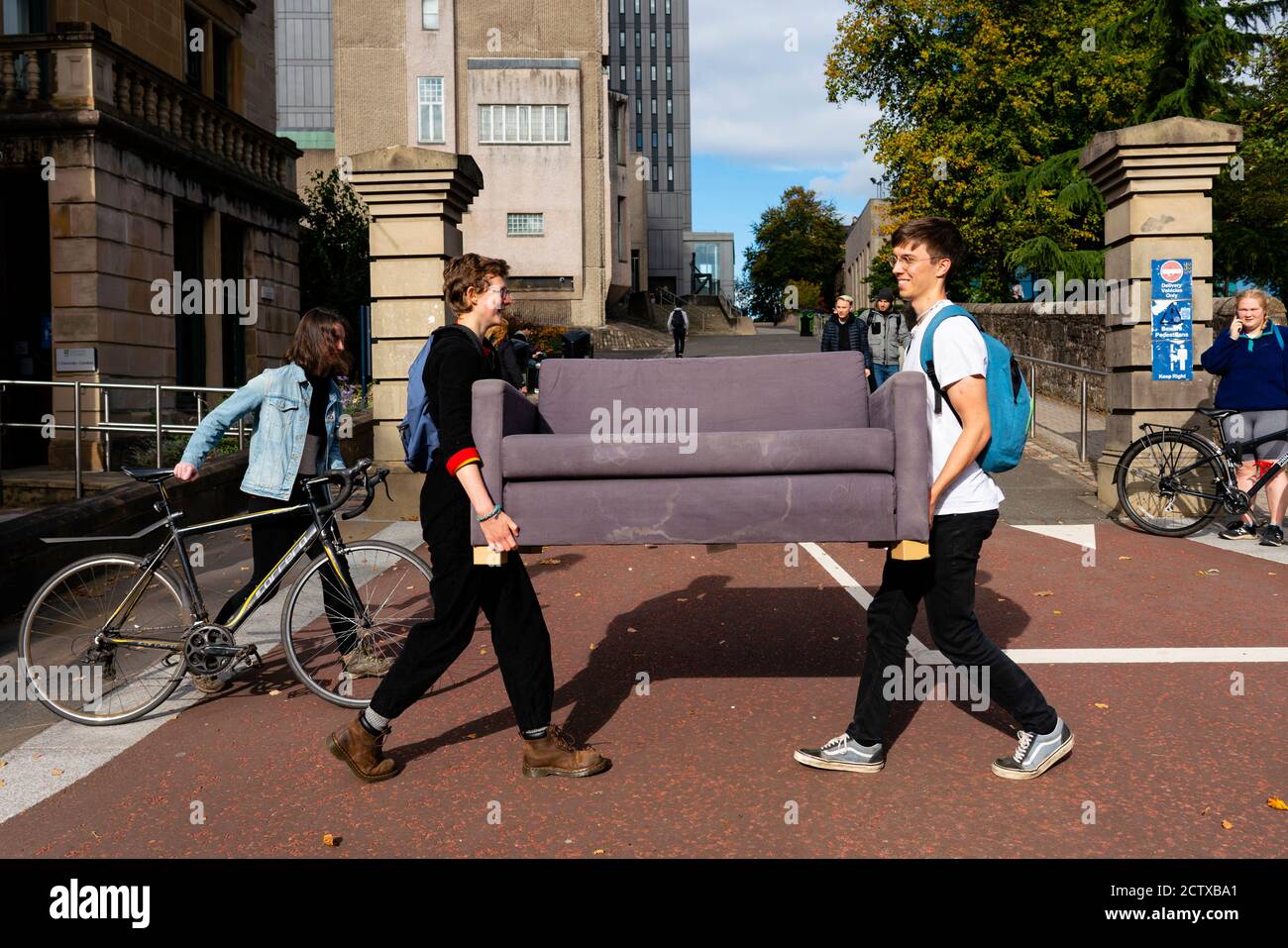 Glasgow, Scotland, UK. 25 September, 2020. Many students at Glasgow University have tested positive for the Covid-19 virus. The Scottish Government has controversially ordered students in several halls of residence where positive cases have spiked, to self-isolate indefinitely. Pictured;  Fresher students transporting a sofa bought on Gumtree. Iain Masterton/Alamy Live News Stock Photo