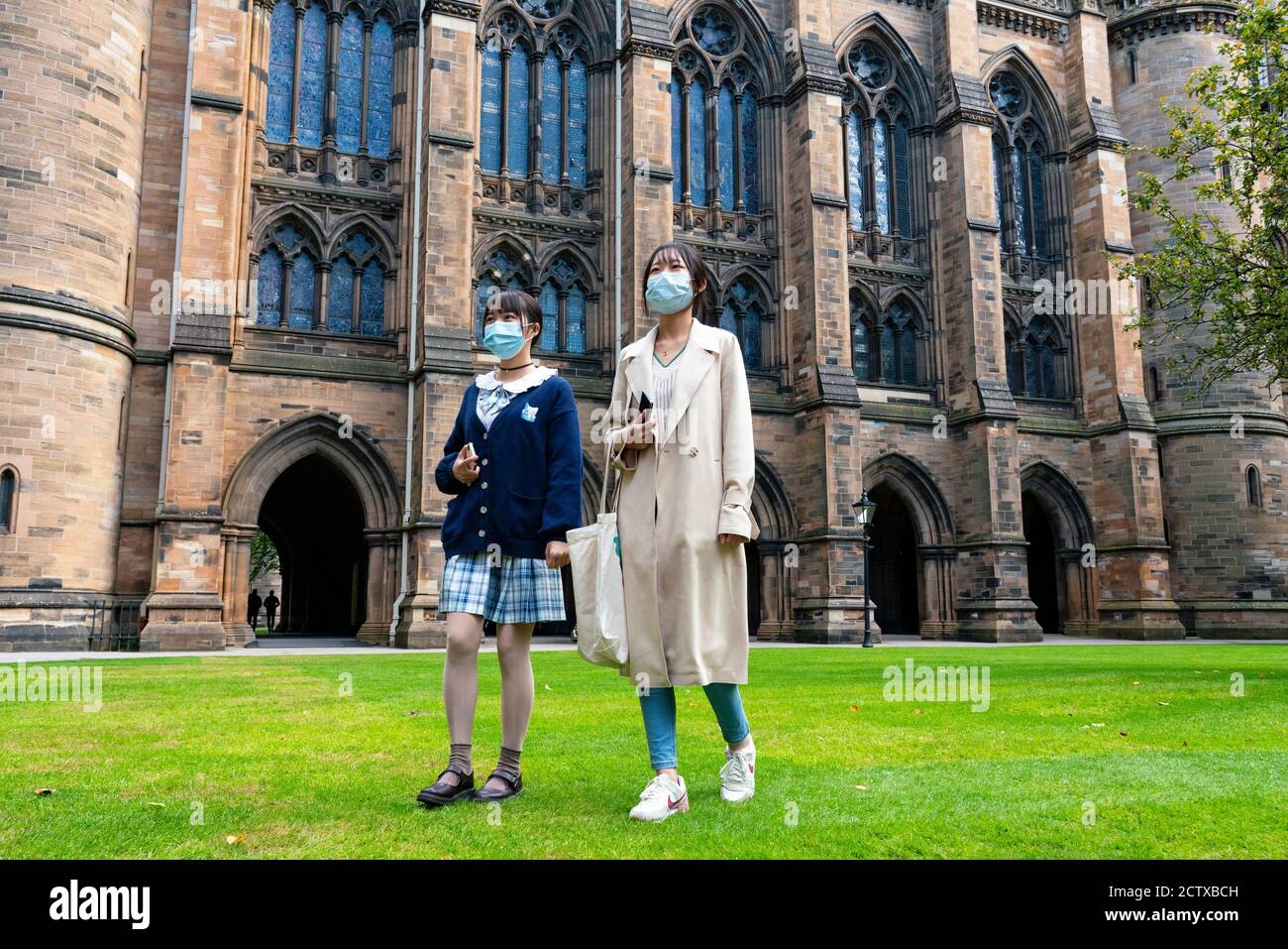 Glasgow, Scotland, UK. 25 September, 2020. Many students at Glasgow University have tested positive for the Covid-19 virus. The Scottish Government has controversially ordered students in several halls of residence where positive cases have spiked, to self-isolate indefinitely. Pictured; Chinese mother and young daughter visiting campus .  Iain Masterton/Alamy Live News Stock Photo