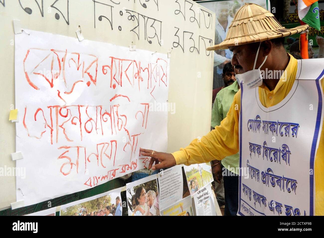 Kolkata, India. 25th Sep, 2020. TMC MLA from Singur Becharam Manna writes slogan using blood from finger during West Bengal Kishan Majdoor Trinamool Congress Committee protest against Farm Bill near Gandhi statue. (Photo by Ved Prakash/Pacific Press) Credit: Pacific Press Media Production Corp./Alamy Live News Stock Photo