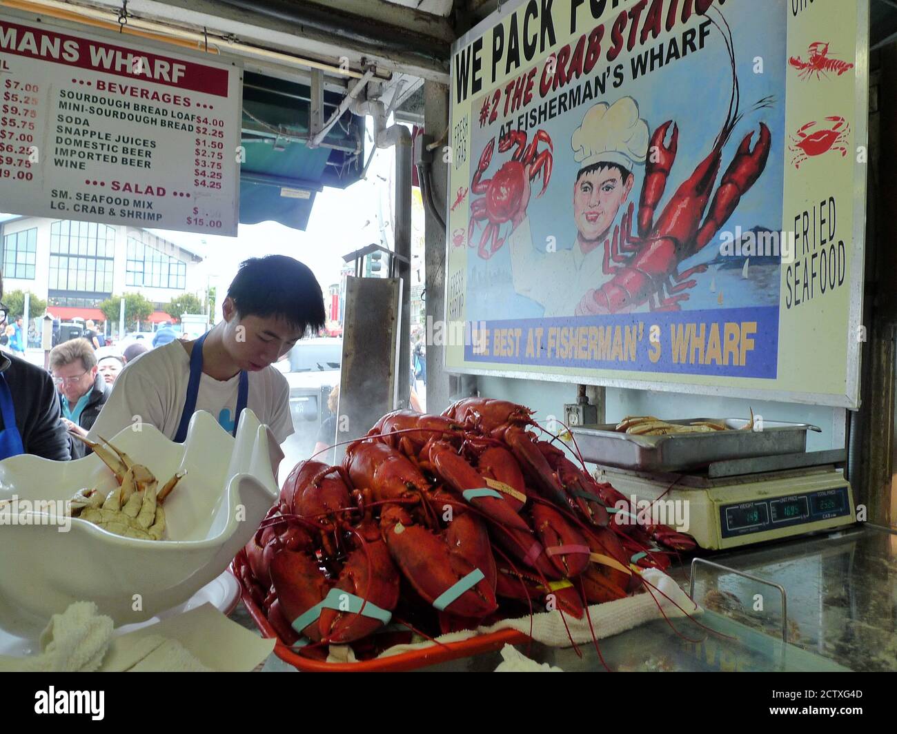 A STALL SELLING COOKED LOBSTERS INSIDE THE FISHERMAN'S WHARF Stock Photo Alamy