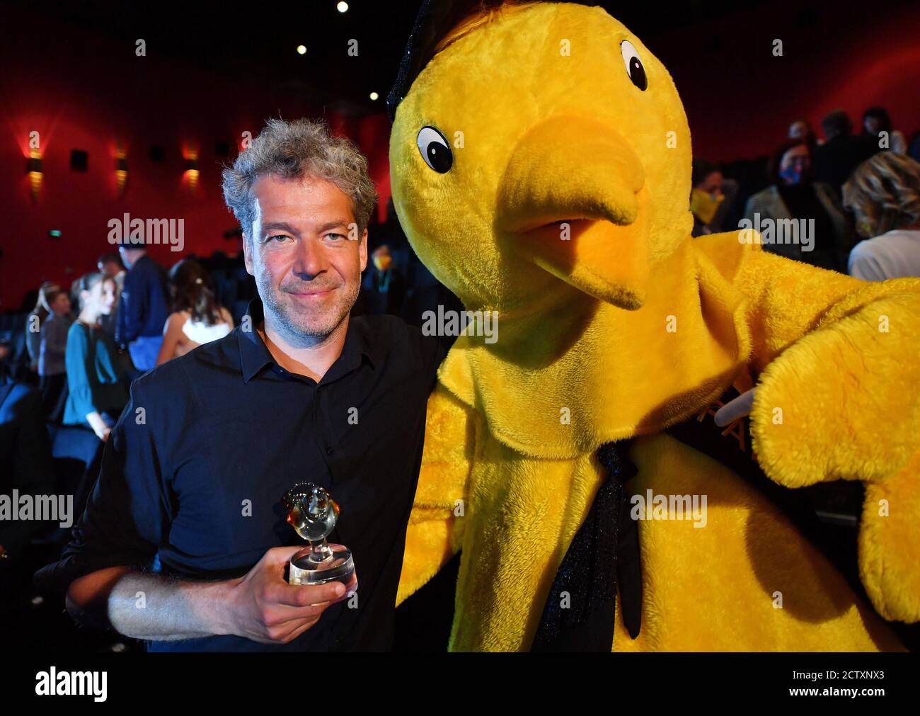 Erfurt, Germany. 25th Sep, 2020. Christian Theede, director, presents the Golden Sparrow for the film 'The Peppercorns and the Treasure of the Deep Sea' at this year's children's media festival 'Goldener Spatz'. A total of 36 short and feature films, series and documentaries as well as animated films entered the race for the film awards. The 'Golden Sparrow' is, by its own account, the largest festival for German-language children's media. Credit: Martin Schutt/dpa-Zentralbild/dpa/Alamy Live News Stock Photo
