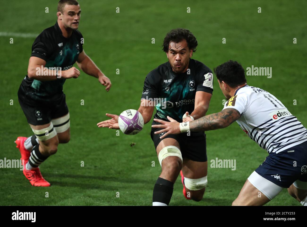 Bristol Bears' Steven Luatua (centre) passes the ball during the European Challenge Cup semi final match at Ashton Gate, Bristol. Picture date: Friday September 25, 2020. See PA story RUGBYU Bristol. Photo credit should read: David Davies/PA Wire. Stock Photo
