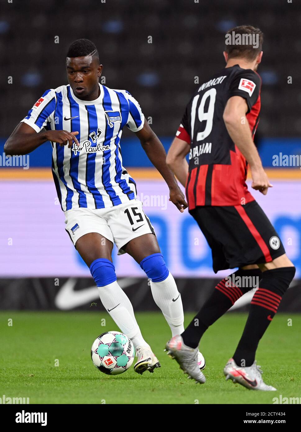 Berlin, Germany. 25th Sep, 2020. Football: Bundesliga, Hertha BSC -  Eintracht Frankfurt, 2nd matchday in the Olympic Stadium. Jhon Cordoba (l)  of Hertha BSC against David Abraham of Eintracht Frankfurt. Credit: Soeren