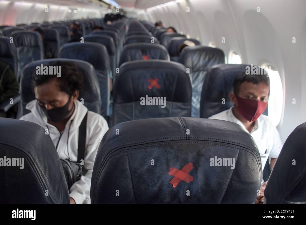 Airplane passengers hi-res stock photography and images - Alamy