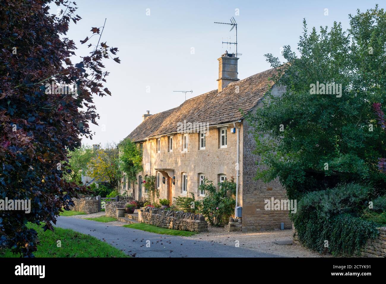 Row of cottages in a cotswold village in early autumn. Taynton, Cotswolds, Oxfordshire, England Stock Photo