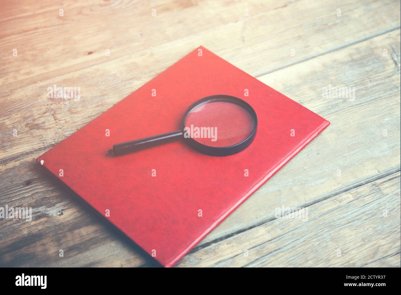Magnifying glass folder document hi-res stock photography and images ...