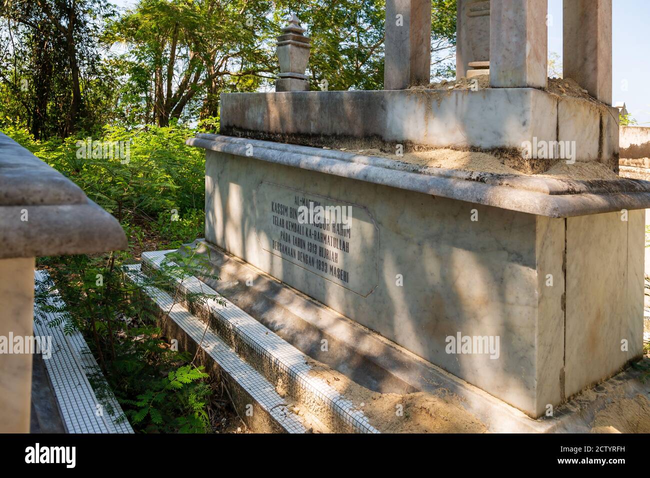 Limau-Limauan, Sabah, Malaysia: Suluk-Bajau tombs with their conspicious stone baldachins at the old islam cemetery of Limau-Limauan Stock Photo