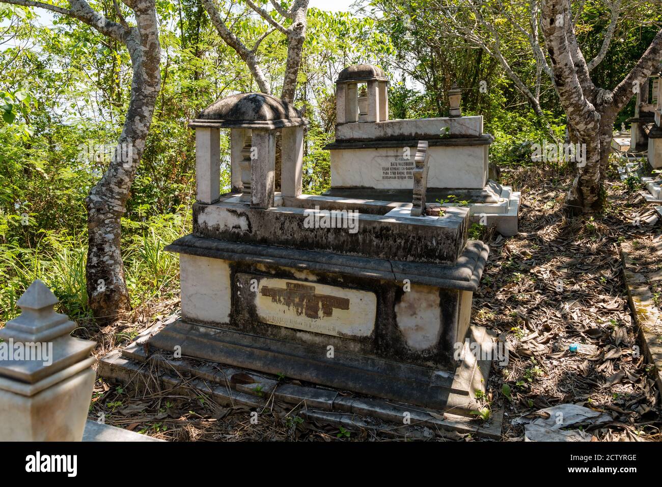 Limau-Limauan, Sabah, Malaysia: Suluk-Bajau tombs with their conspicious stone baldachins at the old islam cemetery of Limau-Limauan Stock Photo