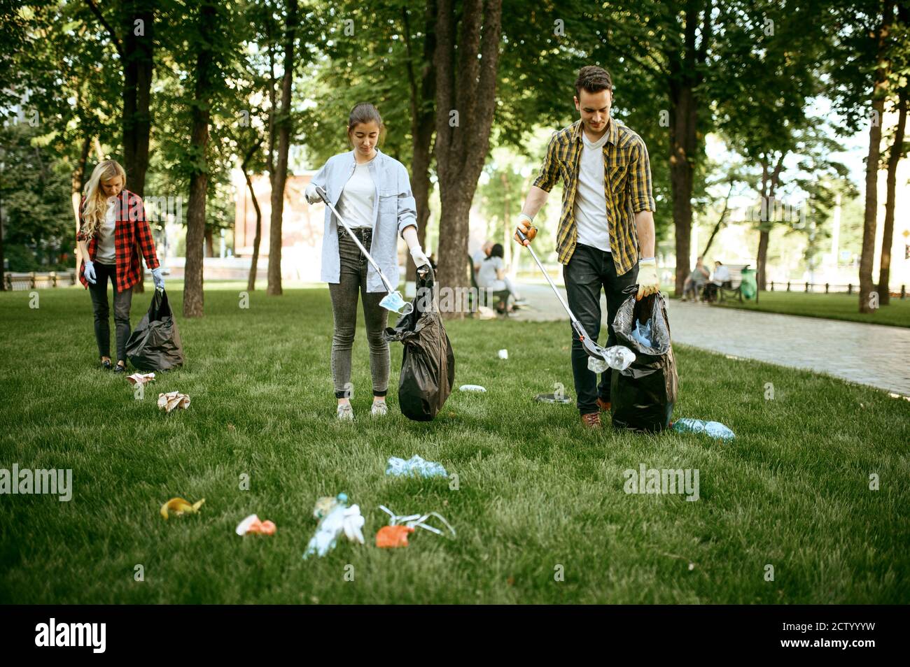 Young people volunteering hi-res stock photography and images - Alamy