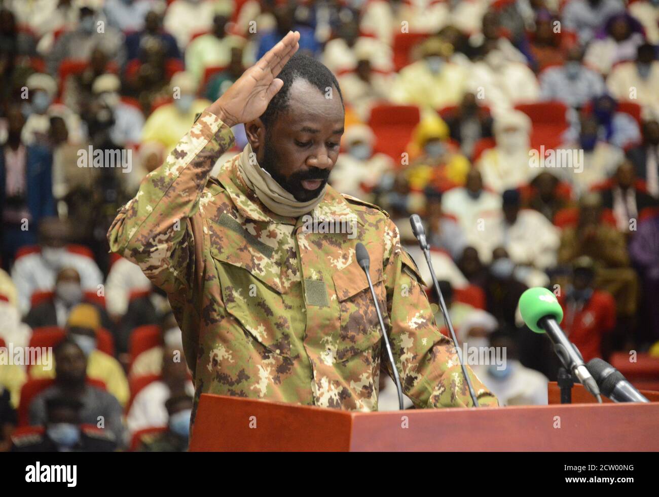 (200926) -- BAMAKO, Sept. 26, 2020 (Xinhua) -- Colonel Assimi Goita is sworn in as Mali's transitional vice president in Bamako, Mali, Sept. 25, 2020. Mali's transitional president Bah N'Daw and vice president Colonel Assimi Goita were sworn in on Friday following a military mutiny in August. (Photo by Habib Kouyate/Xinhua) Stock Photo