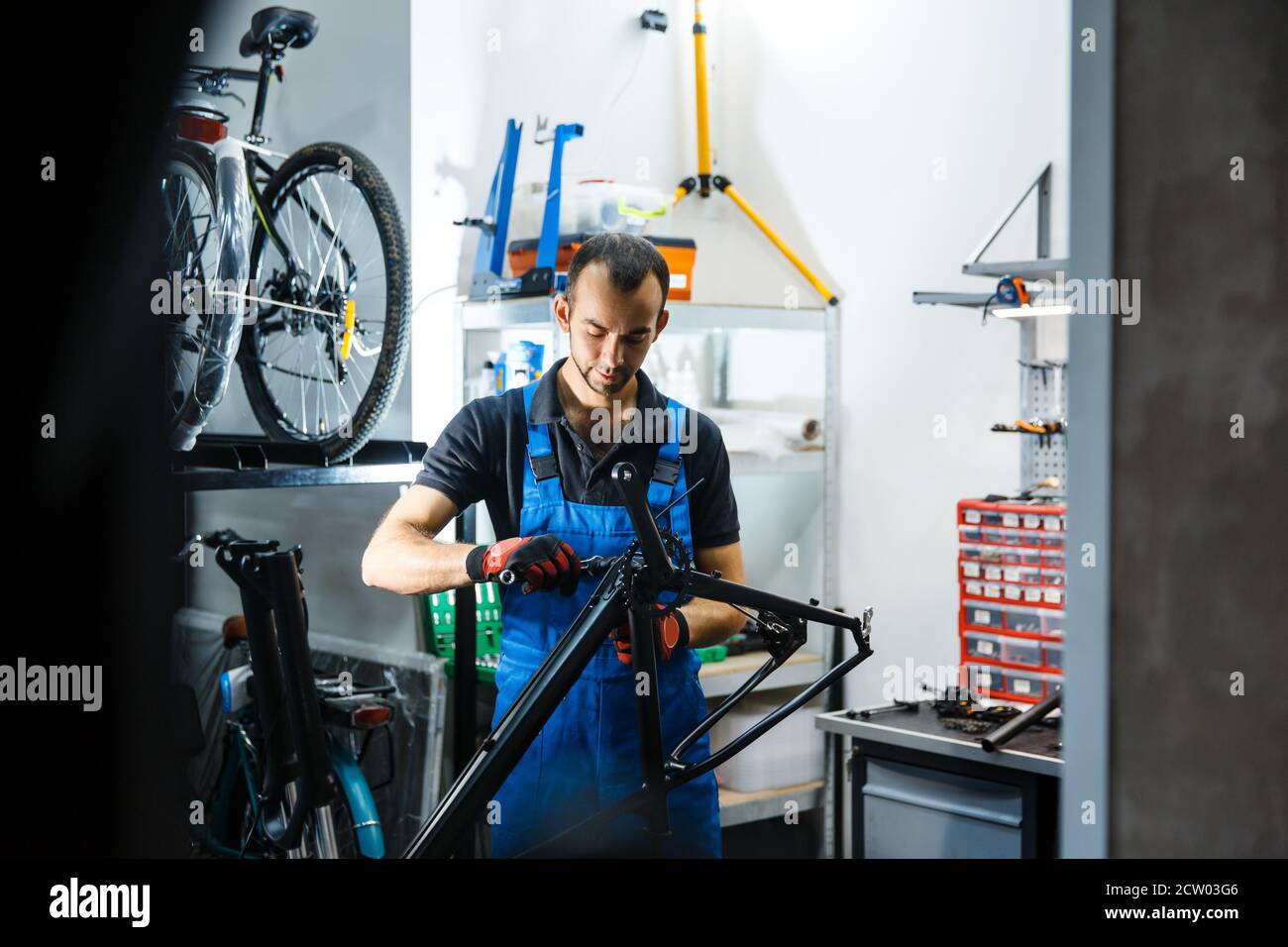 Fixing tyre bicycle hi-res stock photography and images - Alamy
