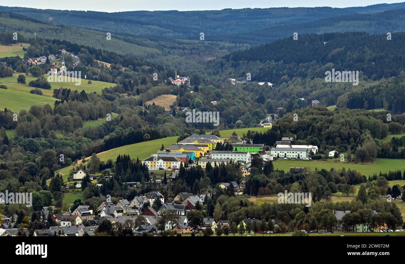 25 September 2020, Saxony, Oberwiesenthal: View from Bärenstein to the Erzgebirge near Oberwiesenthal. In the mine Niederschlag of the Erzgebirgische Fluss- und Schwertspatwerke GmbH, which is located very close here, fluorspar and barite - an important raw material for the chemical industry and the building materials sector - are mined. The first part of the processing starts here with pre-crushing. The concentrate is then transported to a special processing plant in the Nickelhütte Aue. To meet the increasing demand for raw materials, approaches are being sought in Germany and the EU to secu Stock Photo