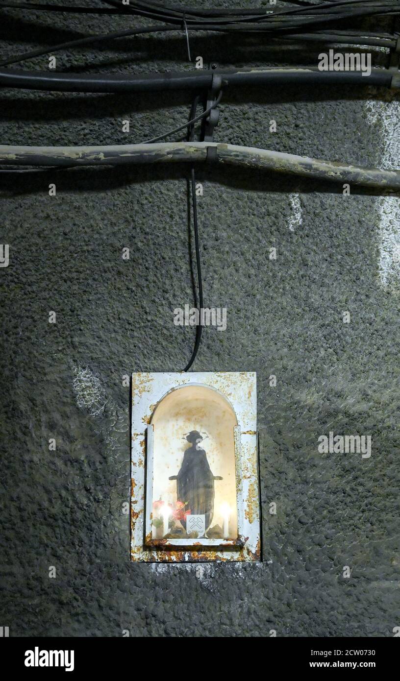 25 September 2020, Saxony, Oberwiesenthal: A Saint Barbara, the patron saint of miners, is standing in the mine Niederschlag of the Erzgebirgische Fluss- und Schwertspatwerke GmbH. Around 300 metres underground, fluorspar and barite - an important raw material for the chemical industry and the building materials sector - are mined here. The first part of the processing starts here with pre-crushing. The concentrate is then transported to a special processing plant in the Nickelhütte Aue. To meet the increasing demand for raw materials, approaches are being sought in Germany and the EU to secur Stock Photo