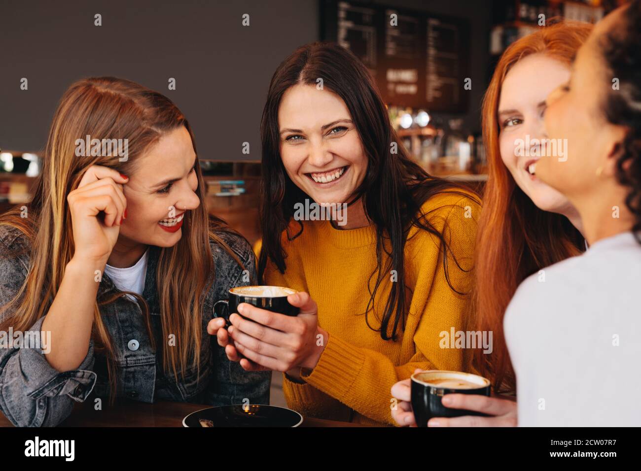 Women sitting in coffee shop hi-res stock photography and images - Alamy