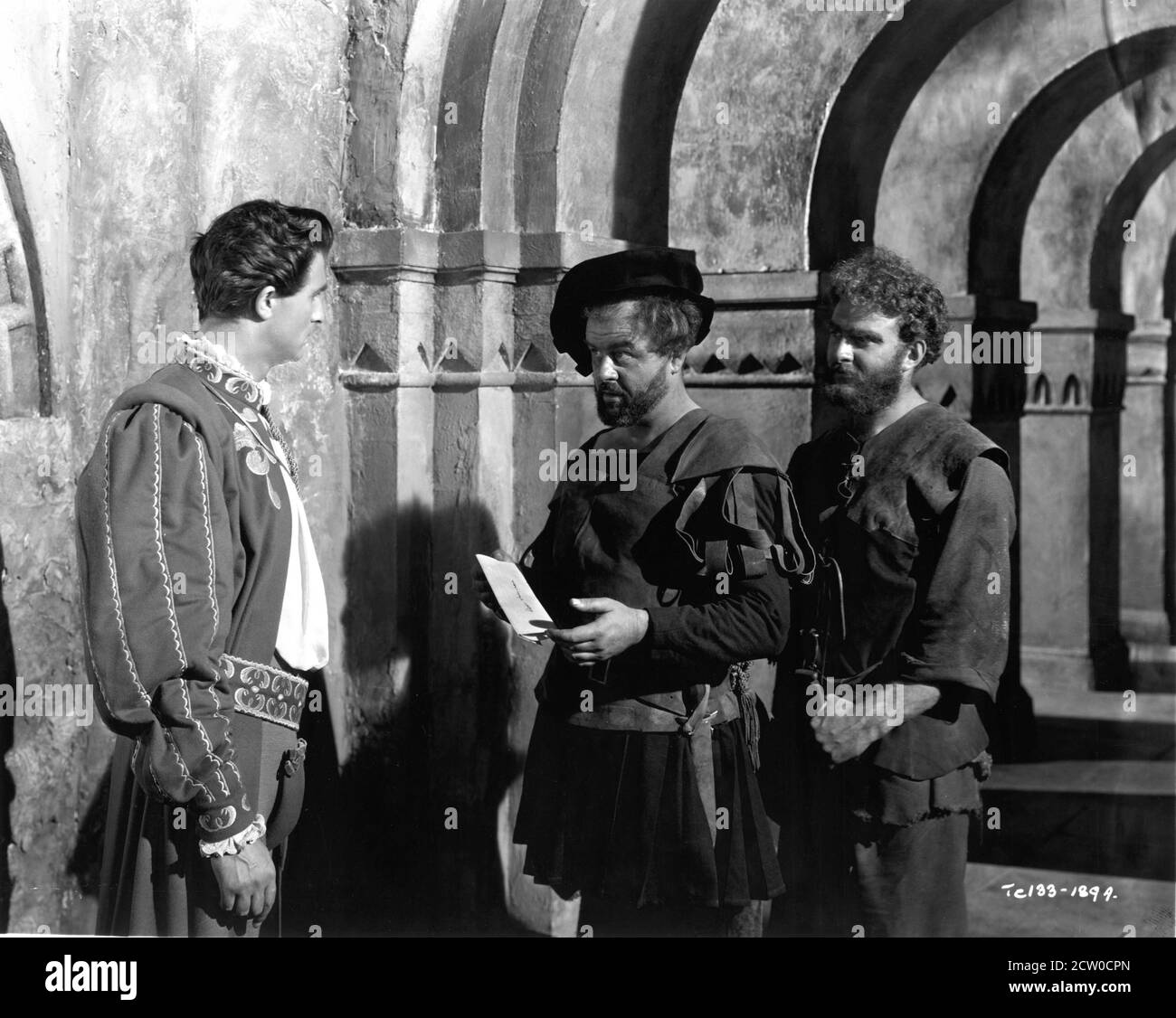 NORMAN WOOLAND as Horatio and NIALL MacGINNIS as the Sea Captain in HAMLET 1948 director LAURENCE OLIVIER play William Shakespeare music William Walton Two Cities Films / General Film Distributors (GFD) Stock Photo