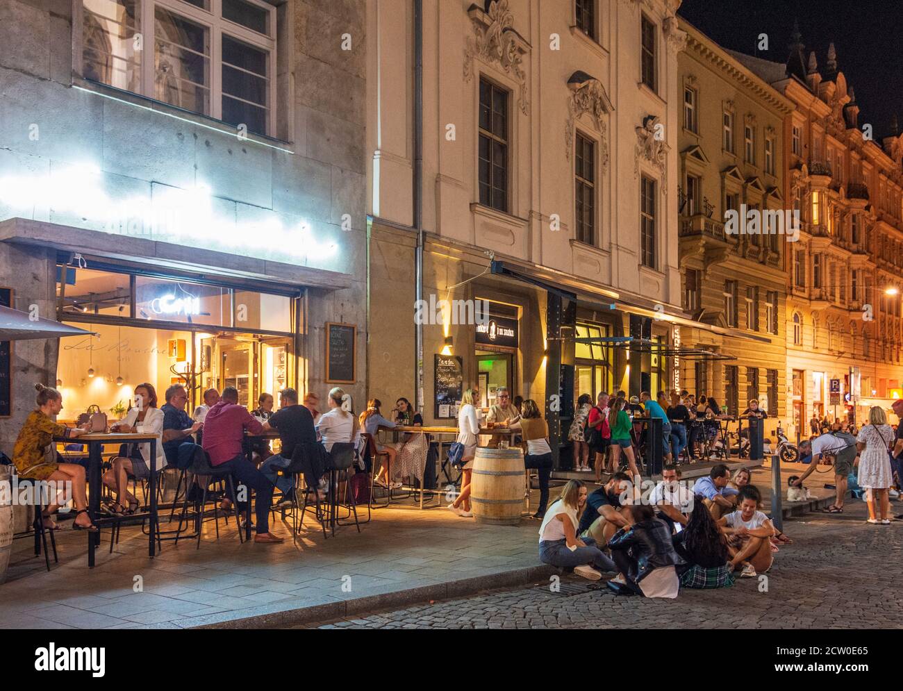Brno (Brünn): outdoor restaurant at street Behounska, people sitting at street in Old Town, Jihomoravsky, Südmähren, South Moravia, Czech Stock Photo